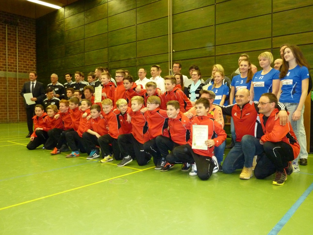 TSV Cadolzburg e.V. Abteilung: Tennis, Tischtennis, Faustball, Fußball, Volleyball links außen: 1. Bürgermeister Bernd Obst