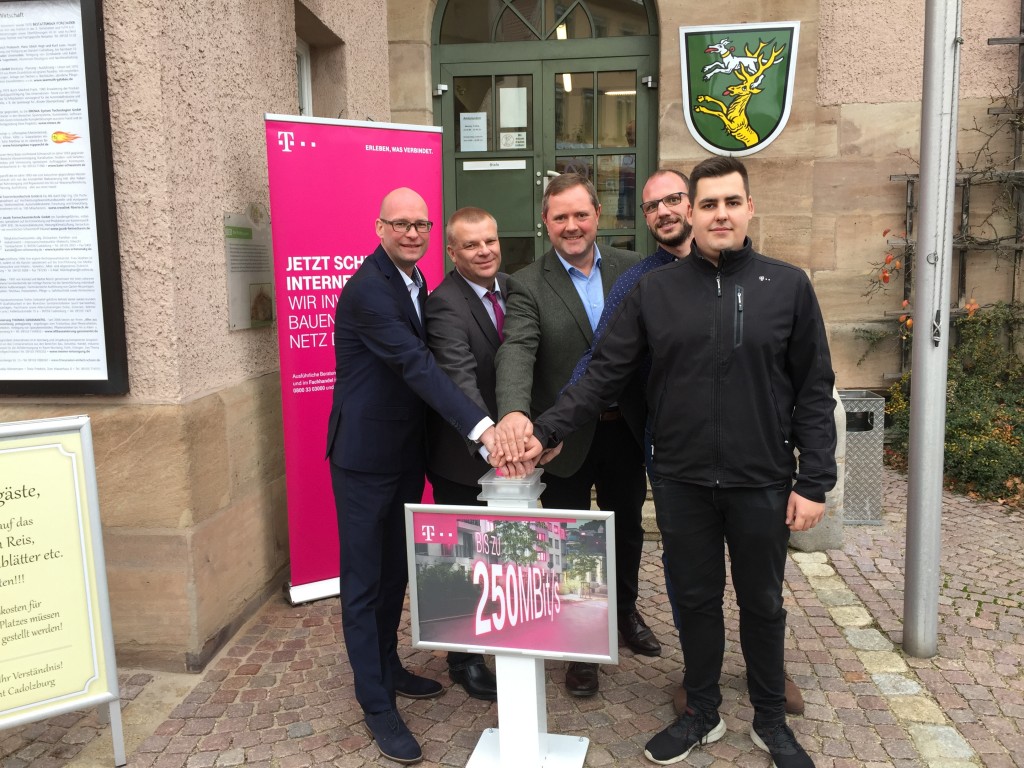 Peter Flory, Markus Winter, Bürgermeister Bernd Obst, Patrick Hankele und Daniel Kittlinger (von links) drücken den symbolischen Startknopf für das schnelle Netz in Cadolzburg.