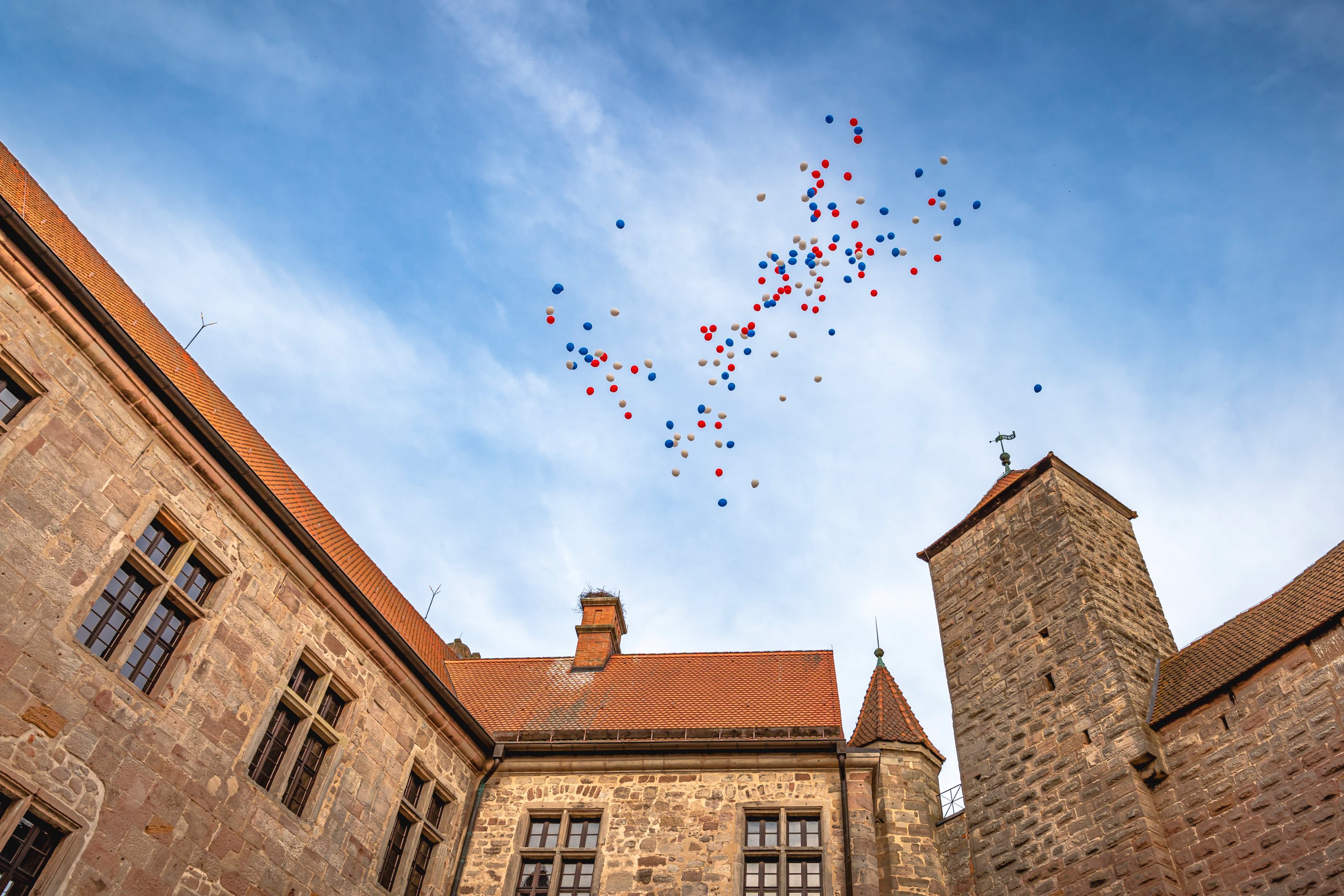 Luftballons in den Farben Frankreichs steigen in den Himmel