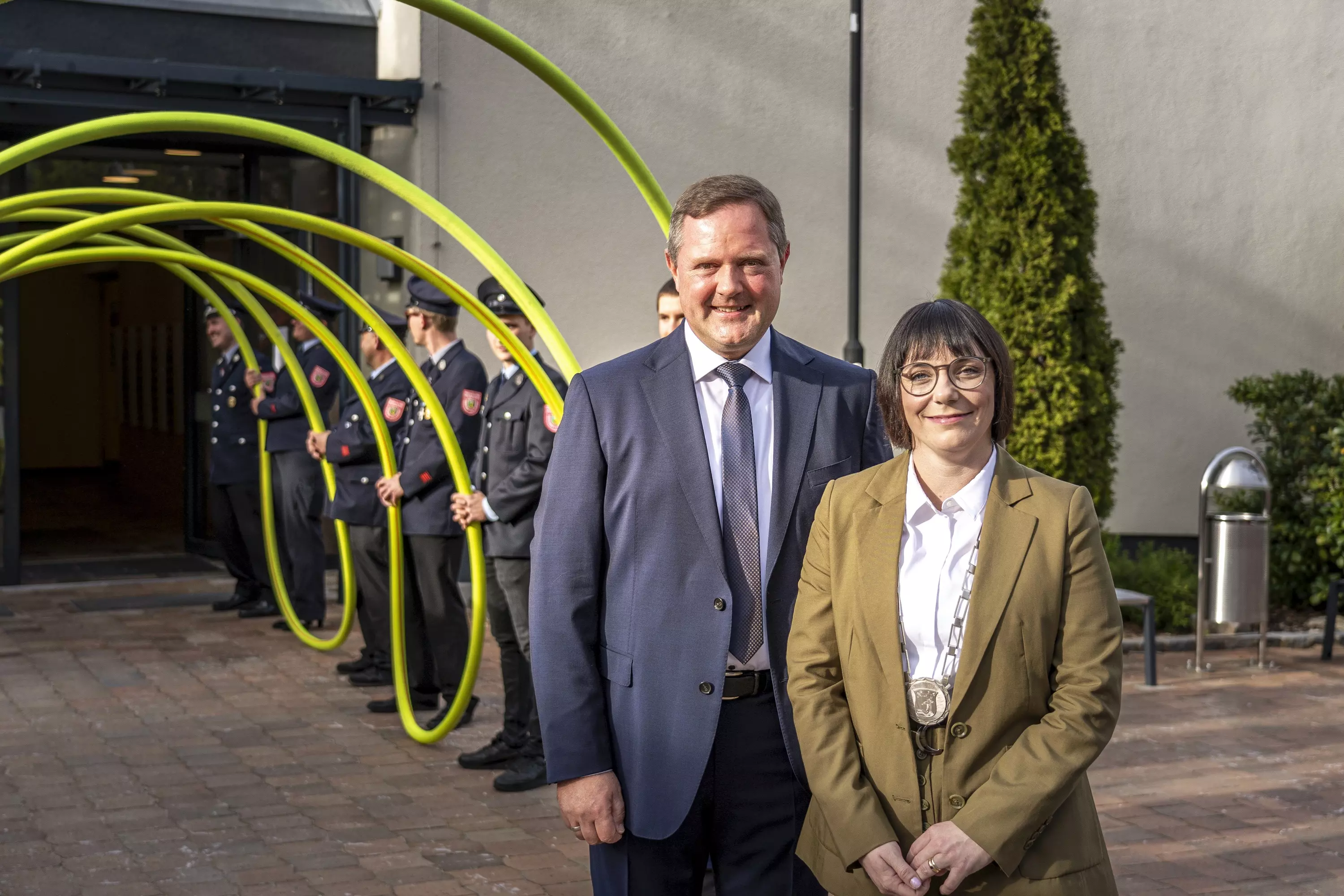 Altbürgermeister Bernd Obst und Bürgermeisterin Sarah Höfler vor Mehrzweckhalle Wachendorf
