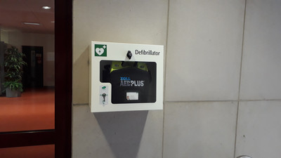 Durchgehend verfügbarer Defibrillator am Bürgerhaus Cadolzburg angebracht