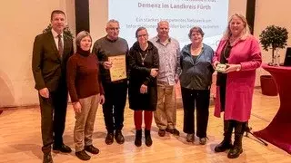 Übergabe der Auszeichnung für die Arbeitsgruppe "Gemeinsam demenzfreundlich in Cadolzburg"