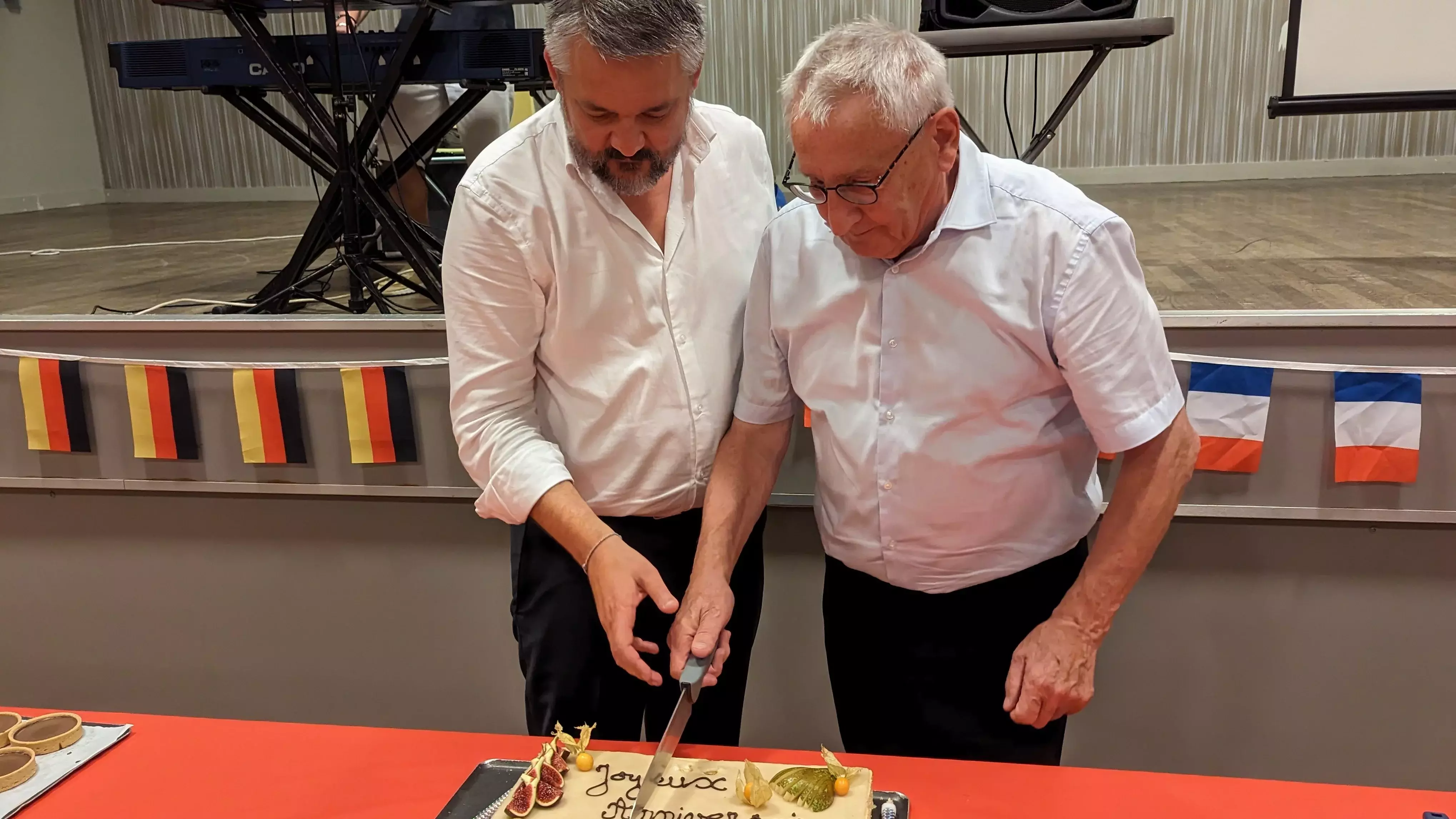 Bürgermeister Geraudie und Zweiter Bürgermeister Dr. Krauß schneiden den Jubiläumgskuchen an