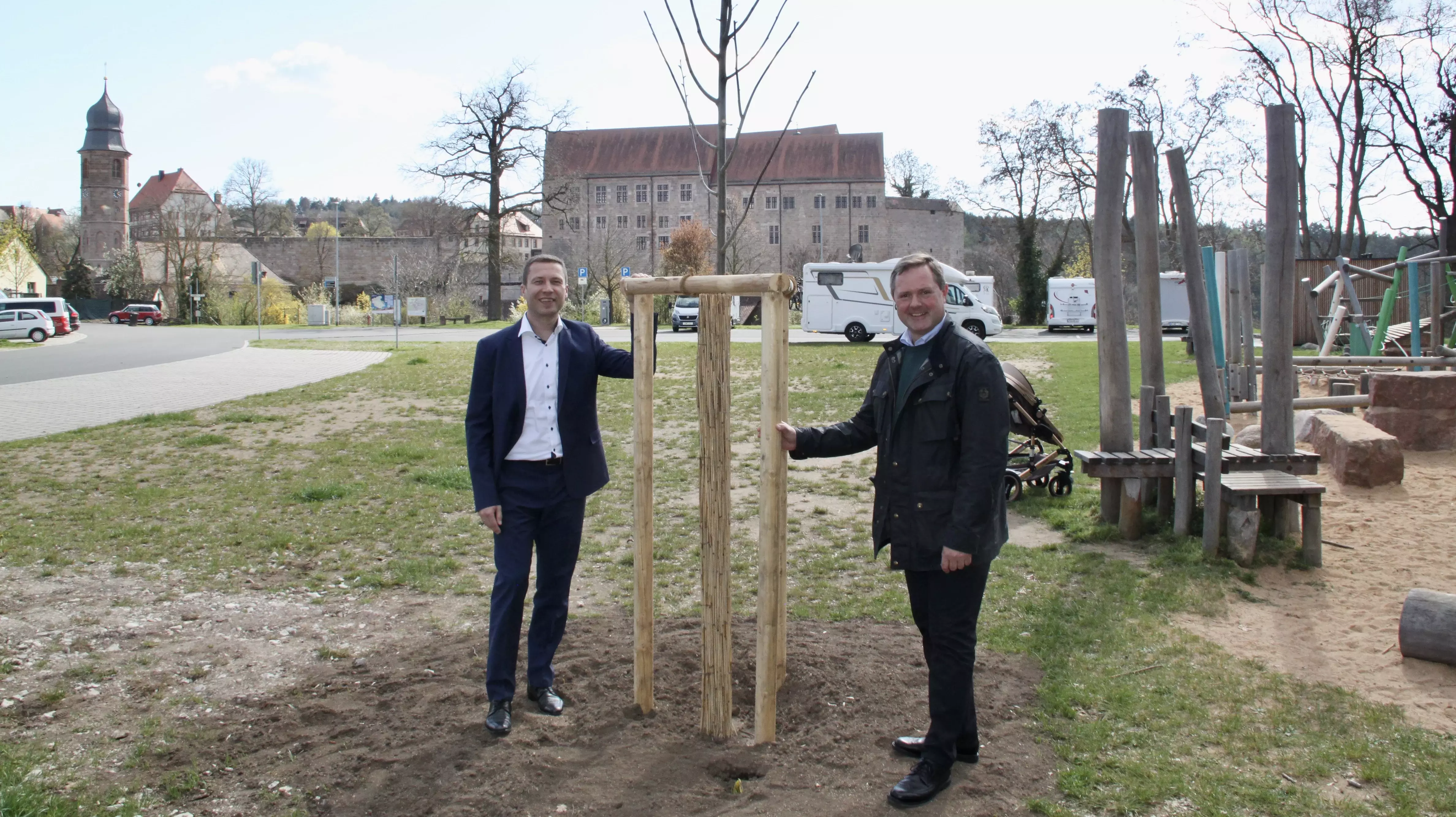 Symbolische Lindenpflanzung mit Bernd Obst und Matthias Dieß