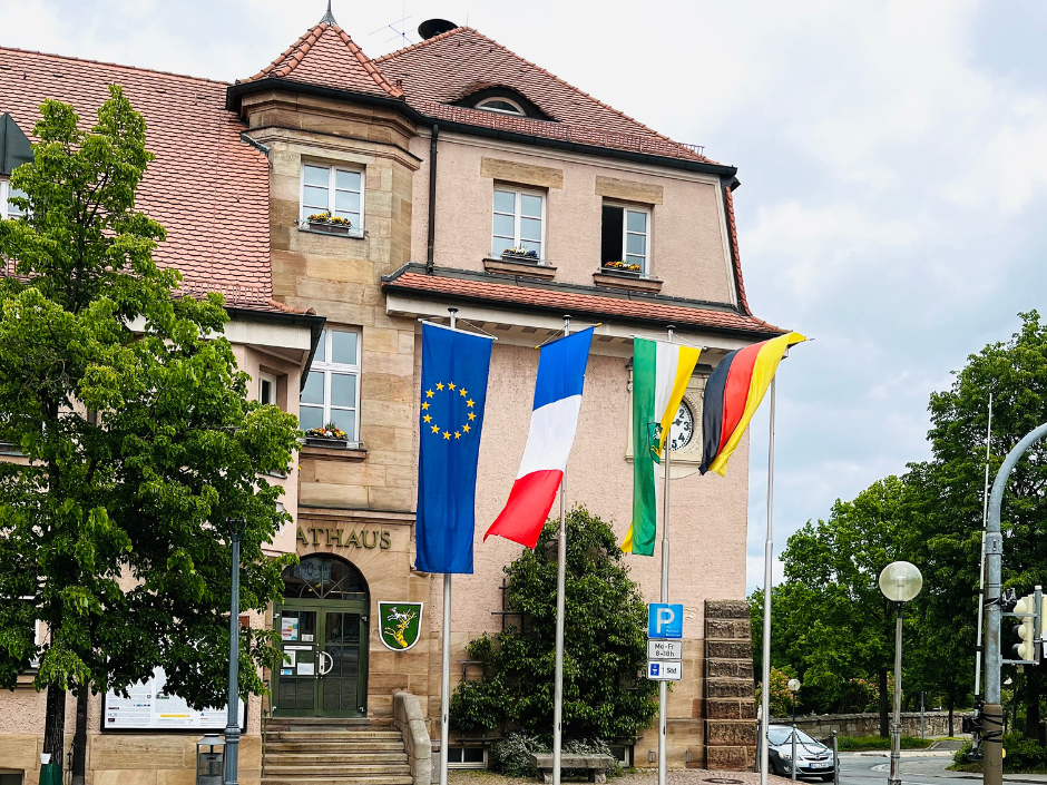 Französische Fahne vor Rathaus